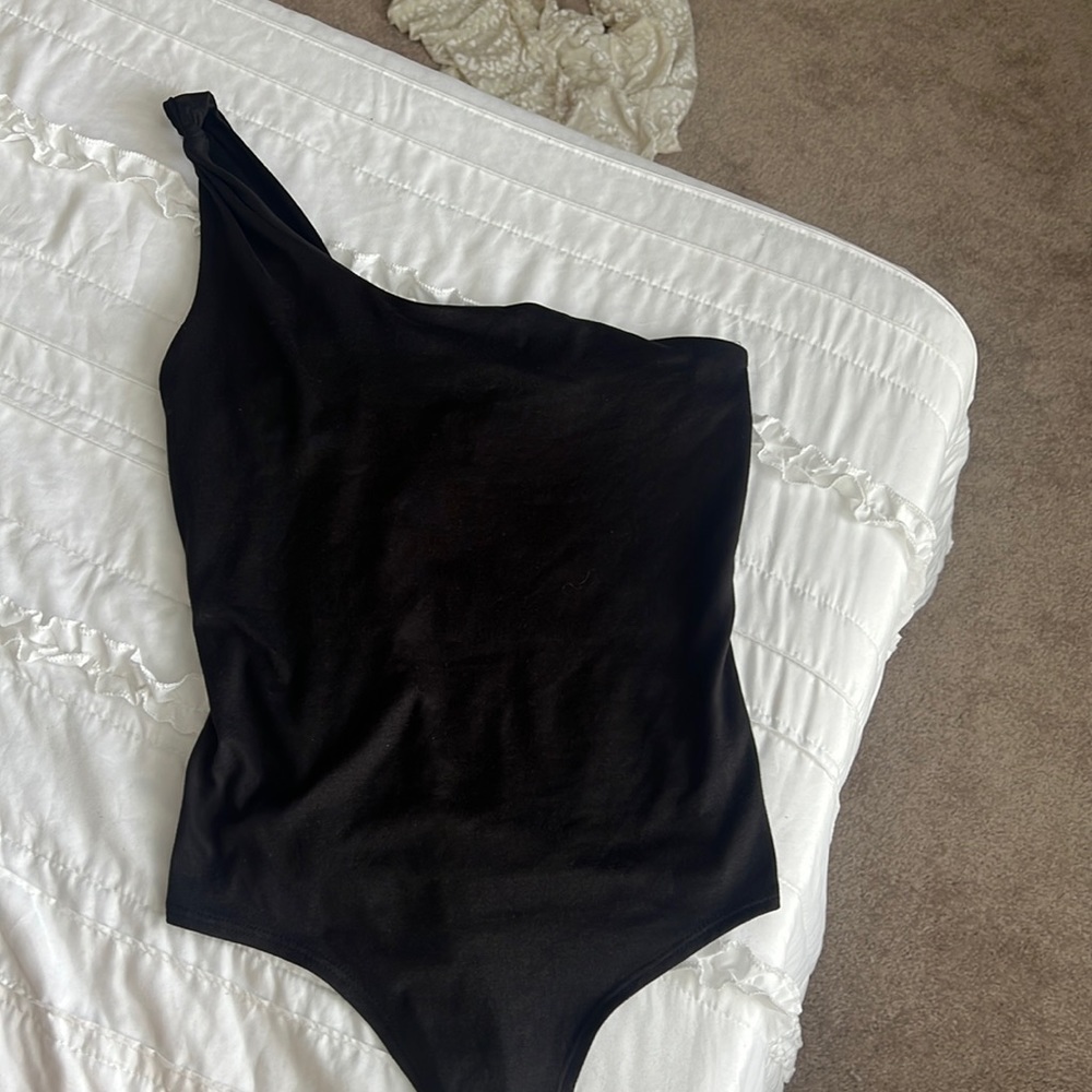gaze Black One Shoulder Knot Bodysuit